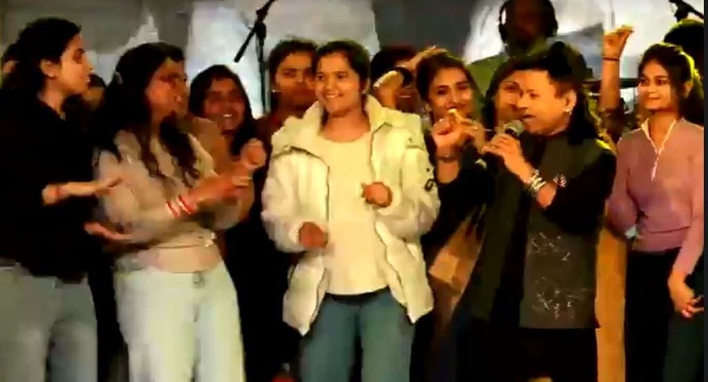 Kanpur Dehat Mahotsav: On the last day, the magic of Kailash Kher's music rose on people's heads, people danced to the songs