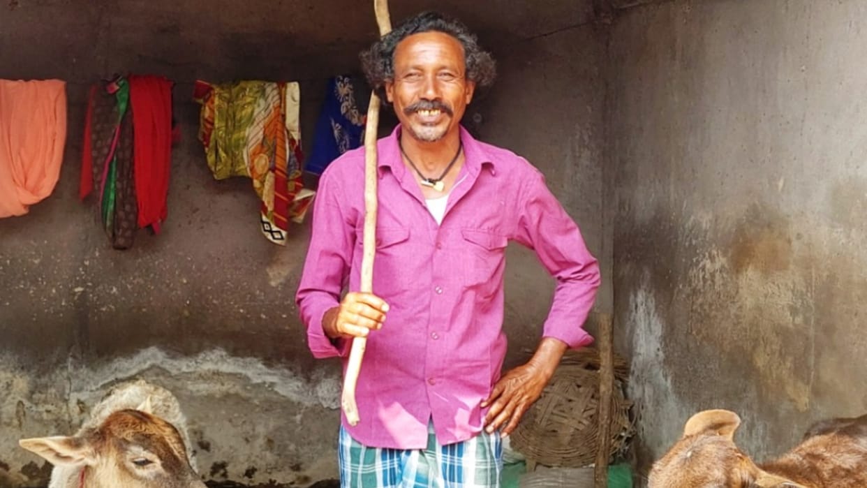 Raipur Shepherd farmer Mohitram bought land by selling cow dung under Godhan Nyay Yojana