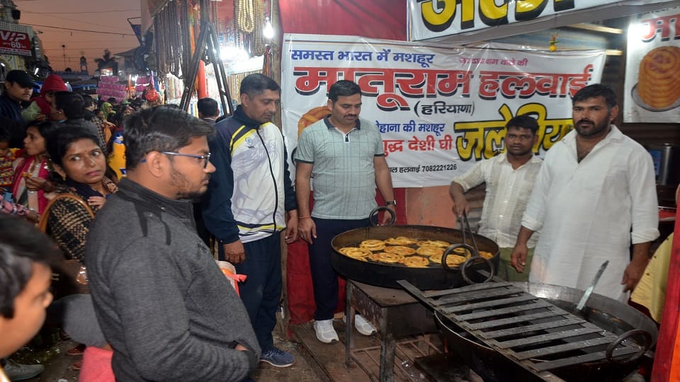 Aligarh exhibition reaching to eat a jalebi of 100 rupees