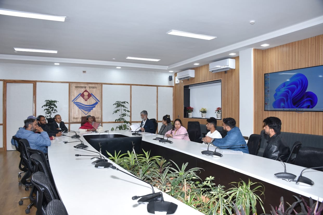 PCS main exam candidates met Additional Chief Secretary Radha Raturi Uttarakhand news in hindi