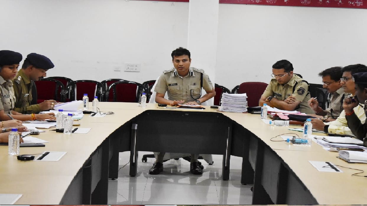 ssp pranshat took a metting police officers in raipur cg
