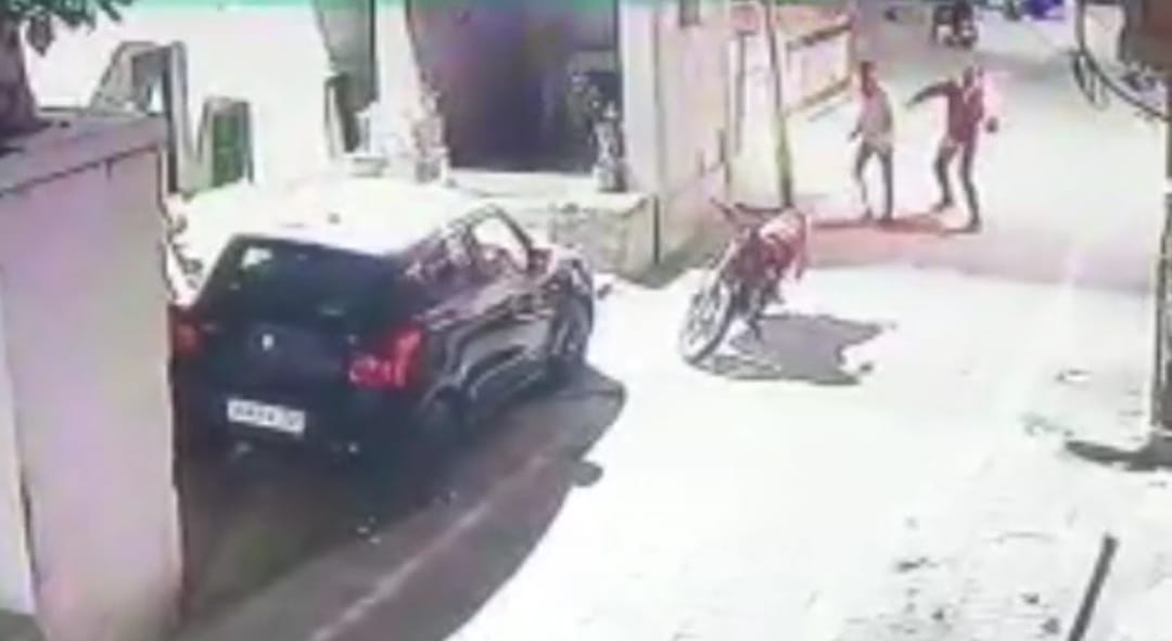 Crime:Two miscreant bikers thrown Petrol bomb into a house in Jodhpur, CCTV footage