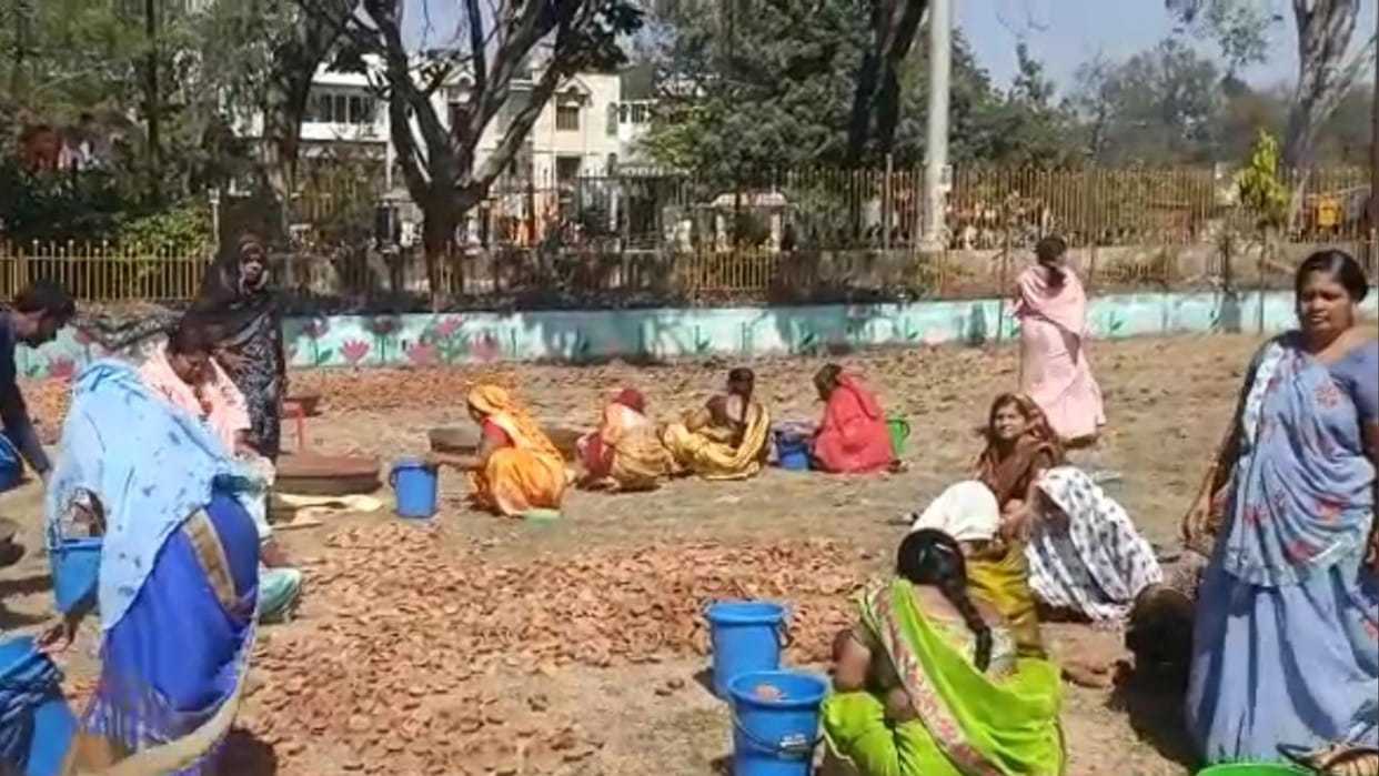 Anganwadi workers washed the lamp of Shiv Jyoti Arpanam program in ujjain