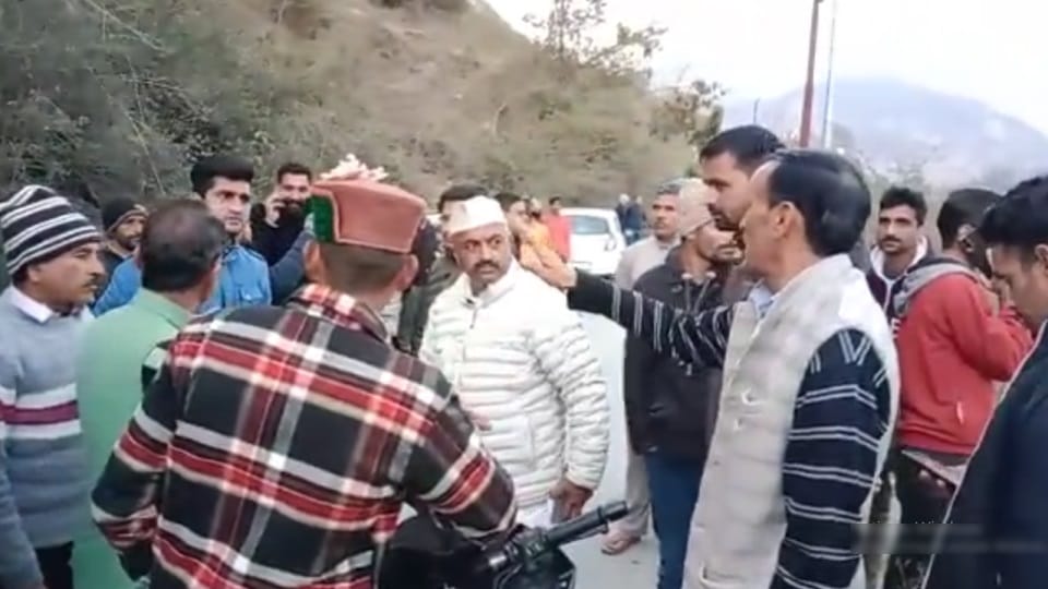 Uttarkashi News: Congress city president Climbed on Bsnl Mobile Tower and Give warning to Suicide