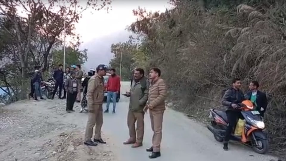 Uttarkashi News: Congress city president Climbed on Bsnl Mobile Tower and Give warning to Suicide