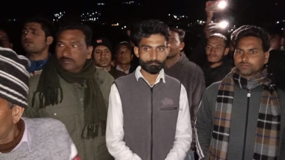 Uttarkashi News: Congress city president Climbed on Bsnl Mobile Tower and Give warning to Suicide