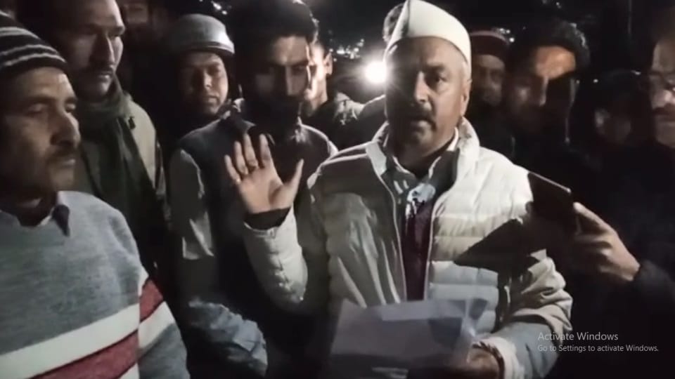Uttarkashi News: Congress city president Climbed on Bsnl Mobile Tower and Give warning to Suicide