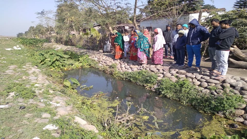 Four-year-old child fell into the drain while playing outside the house in Pilibhit