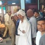 मौके पर मौजूद पुलिस व जमा भीड़