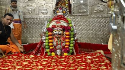 Mahakal: उज्जैन में शिव नवरात्रि पर होल्कर शृंगार में दूल्हा बने बाबा महाकाल; श्रद्धालुओं ने लिया आशीर्वाद होल्कर श्रंगार में दूल्हे के रूप में बाबा महाकाल