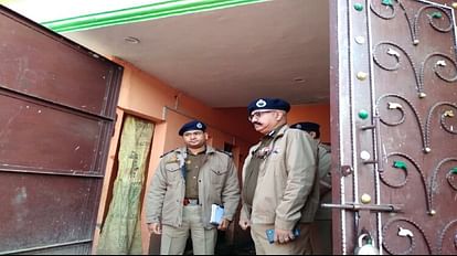 मौके पर जांच करती पुलिस।