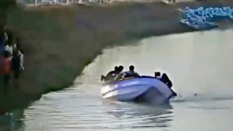 Bihar :मुख्यमंत्री की समाधान यात्रा में दिखाने को आई बोट जमुई से उनके निकलने  के बाद पलटी, किस्मत से बचे बच्चे - He Boat That Came To Show The Chief  Minister's Samadhan