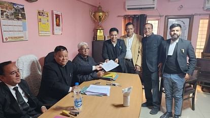 Dehradun Bar Association Election: अधिवक्ताओं ने भरा नामांकन, 27 फरवरी को होगा मतदान बार एसोसिएशन के चुनाव के लिए नामांकन करते अधिवक्ता