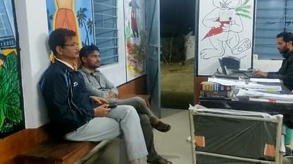 फार्मासिस्ट से ढाई लाख की ठगी: बिजली कनेक्शन कटने का झांसा दे भेजा लिंक, पेमेंट करते ही खाते से निकल गए रुपये थाने में शिकायत लेकर पहुंचा फार्मासिस्ट।