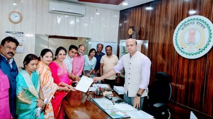 कलेक्टर को ज्ञापन सौंपता भाजपा पार्षद दल और स्थानीय लोग।