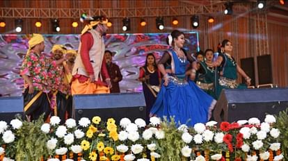 मैनपाट उत्सव का रंगारंग शुभारंभ: मंच पर उतरी छत्तीसगढ़िया गीत-संगीत की संस्कृति, मंत्री डहरिया ने उड़ाई पतंग मैनपाट उत्सव में कार्यक्रम प्रस्तुत करते कलाकार।