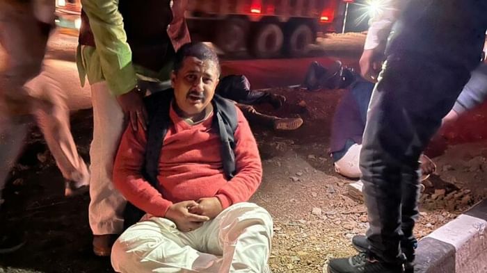 इस तस्वीर में सड़क पर चार लोग गिरे दिख रहे हैं।