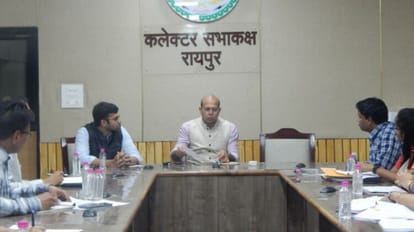 कलेक्ट्रेट सभाकक्ष में राजीव गांधी आश्रय योजना के संबंध में बैठक करते कलेक्टर डॉ. सर्वेश्वर नरेंद्र