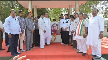 श्यामाचरण शुक्ल को श्रदांजलि देते महापौर एजाज ढेबर