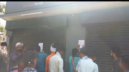 दुकान सील करते नगर निगम के अधिकारी