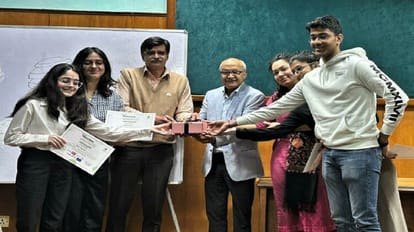 सम्मेलन के दौरान छात्र-छात्राएं और शिक्षकगण