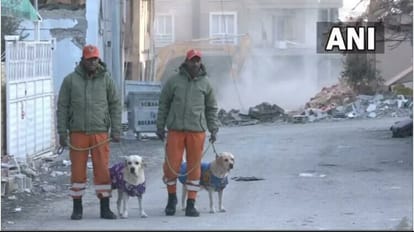 तुर्किये में एनडीआरएफ के जवान और स्निफर डॉग्स