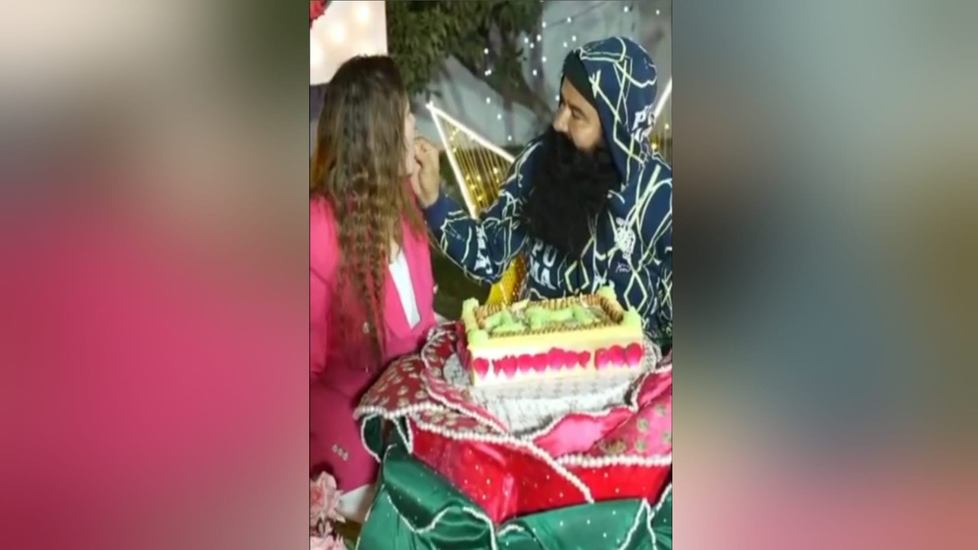 Baghpat: Honeypreet cut the cake with Ram Rahim in a new style on Valentine Day