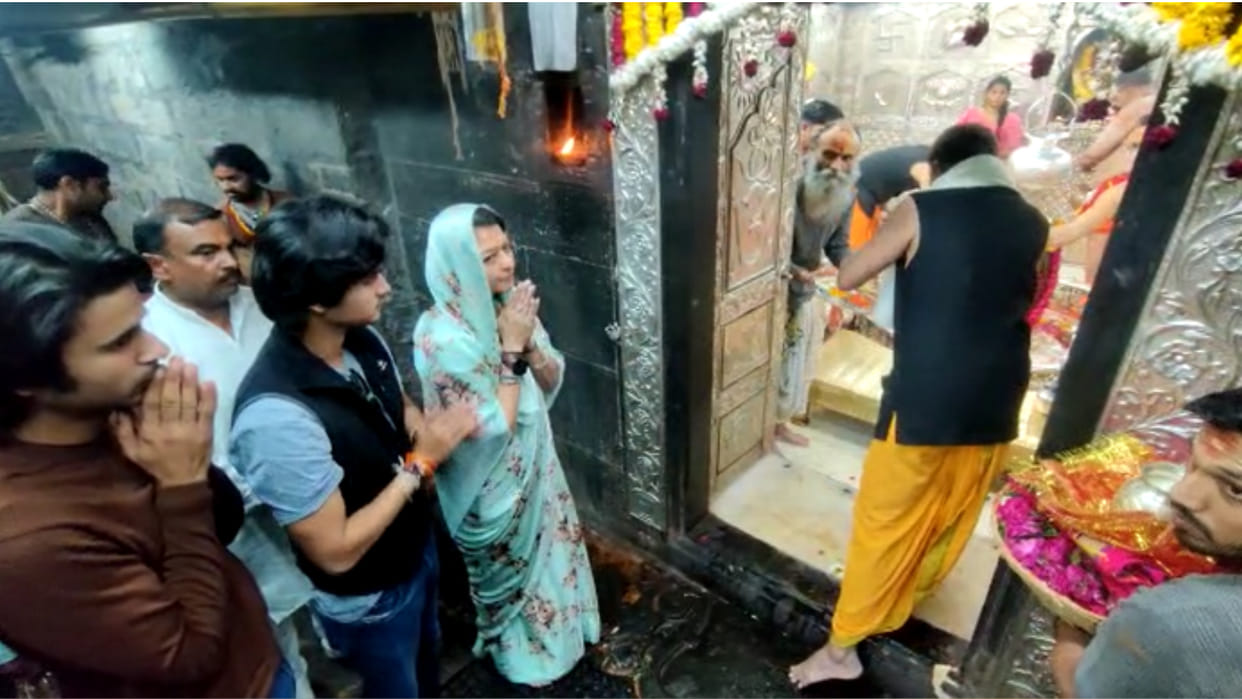 Minister Jyotiraditya Scindia's wife and son took blessings of Baba Mahakal, performed special worship