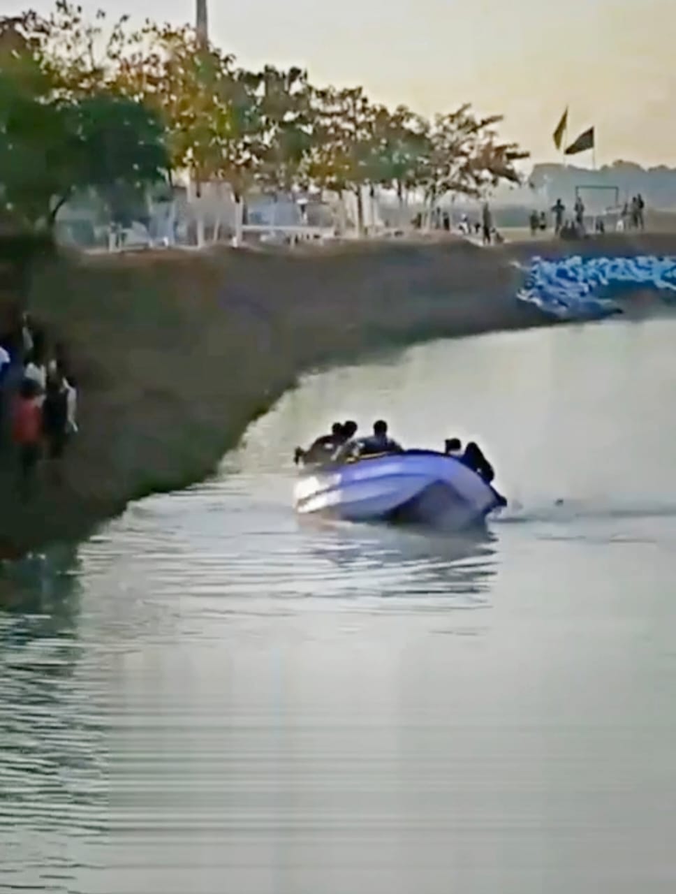 he boat that came to show the Chief Minister's Samadhan Yatra overturned after his departure from Jamui