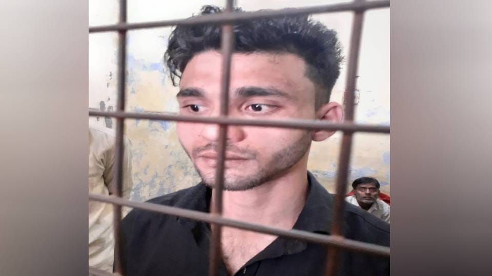 Lover reached Kasganj from Bengal to meet girlfriend made on Facebook on Valentine
