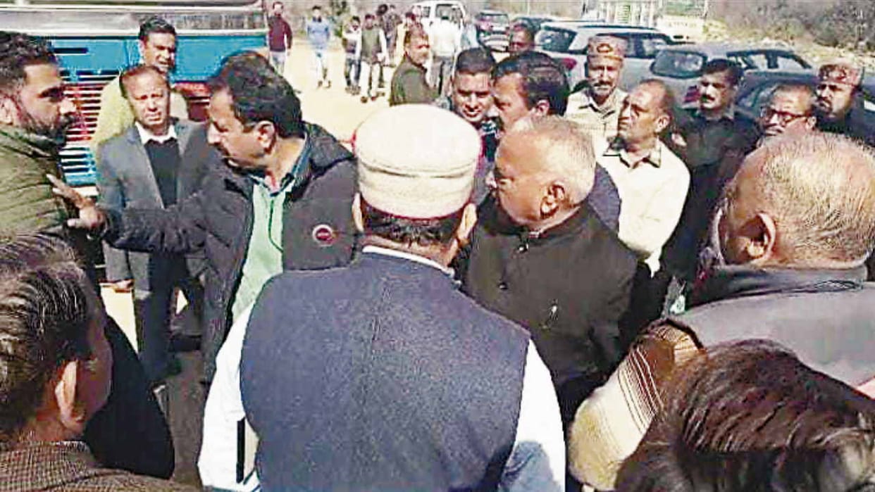 Argument between former minister ramesh Dhawala and BJYM state secretary Nitin