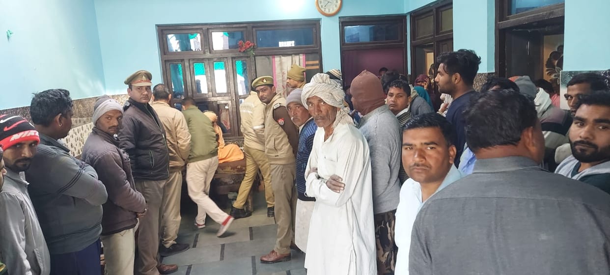 Baghpat News: Dead body of married woman found hanging after two months of marriage, father accused of murder