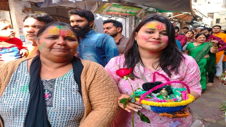 Valentine Day 2023 Offered Flowers In Banka Bihar Mandir Vrindavan In Mathura