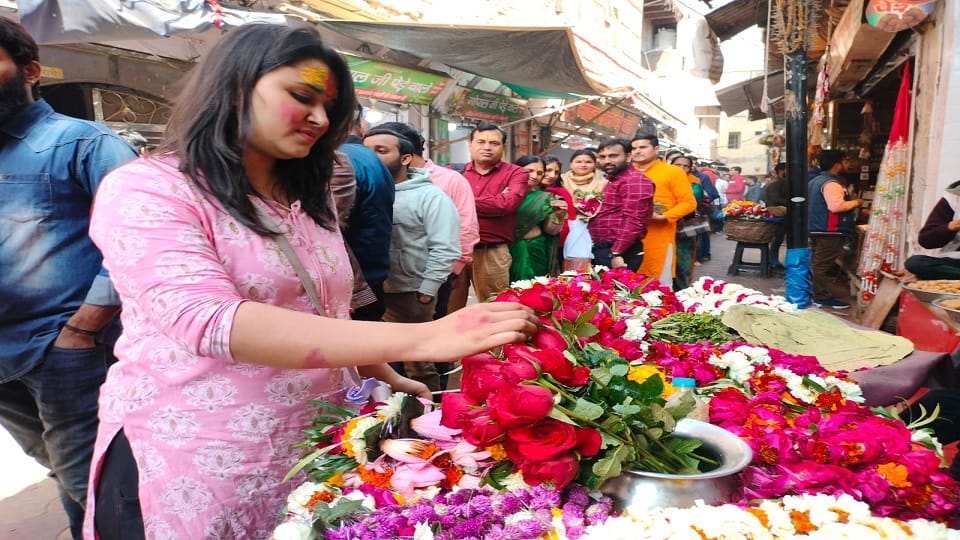 Valentine Day 2023 Offered Flowers In Banka Bihar Mandir Vrindavan In Mathura