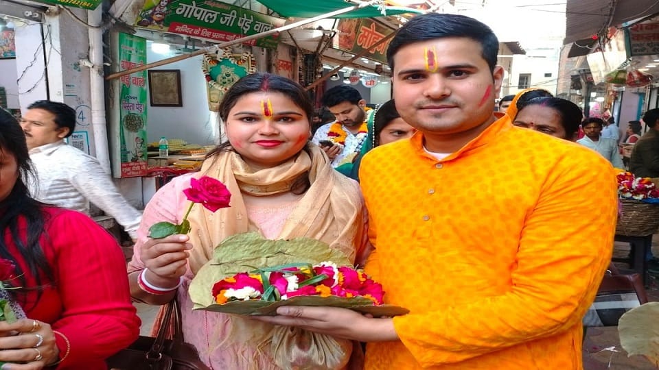 Valentine Day 2023 Offered Flowers In Banka Bihar Mandir Vrindavan In Mathura