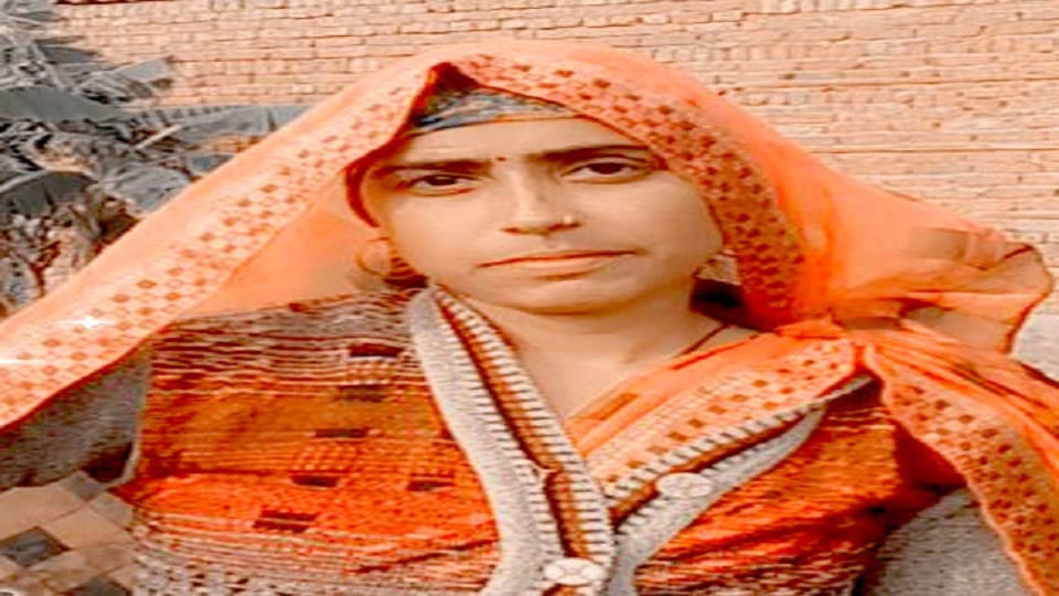 Consumed poison with two daughters as medicine for fever woman and one daughter died in mathura
