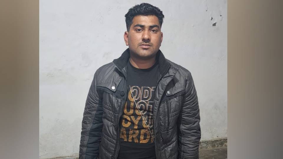 Fake Daroga Caught In Agra during Recommendation Of A Wanted Bookie