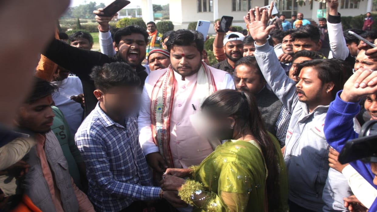 Valentine Day 2023 Bajrang Dal Workers Tied Rakhi to Boys in Muradabad News in Hindi
