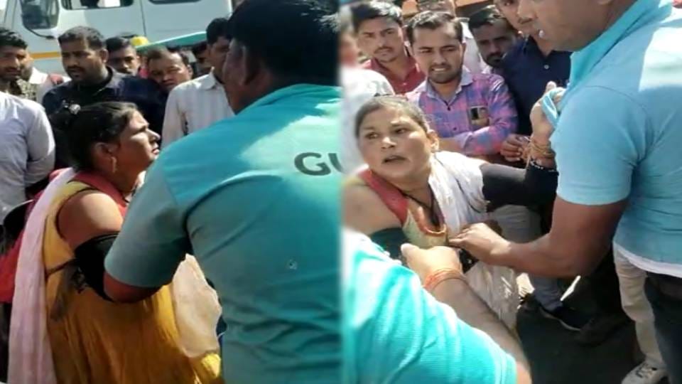 girlfriend who came out of house on Valentine thrashed lover in middle of road In Agra