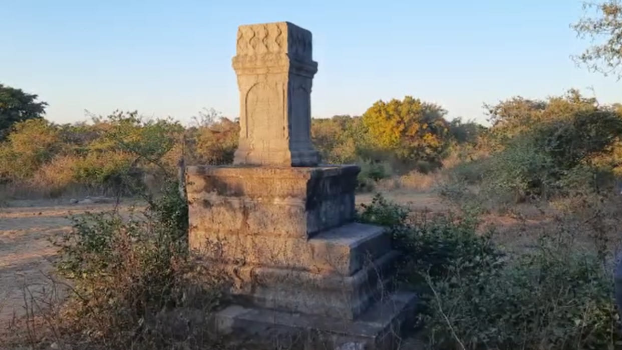 the poet wrote the talk of the heart on the stone in memory of his wife In the Muktidham of Hata
