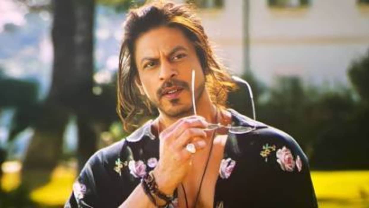 Pathaan Actor shah rukh khan security lapse two unknown persons entered in mannat mumbai police arrested