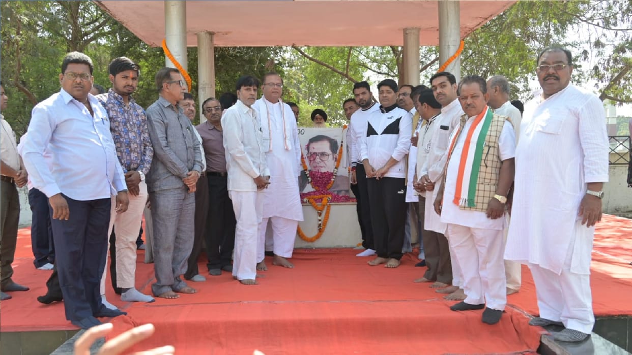 Shyamacharan Shukla death anniversary, Mayor give tribute in raipur