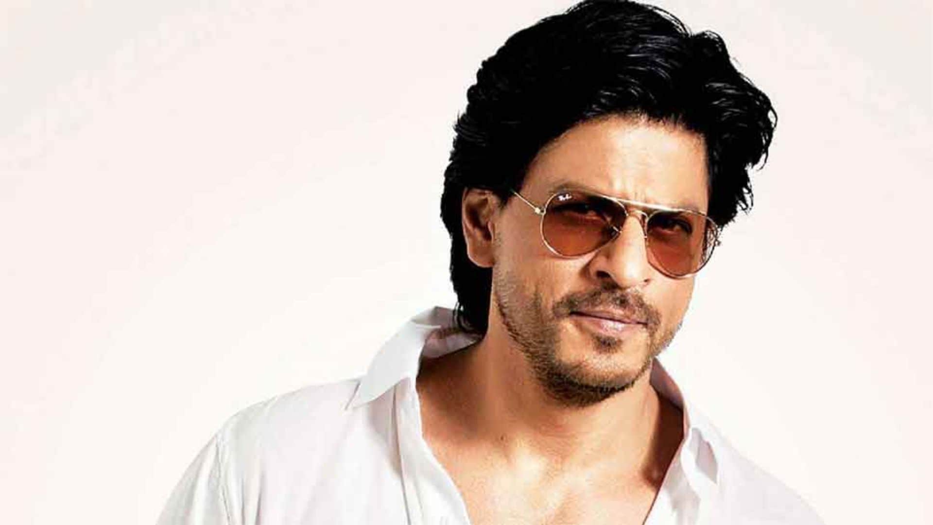 Bollywood actor Shahrukh Khan comment on screen on Amitabh Bachchan greatness