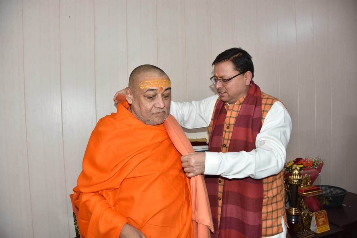 Haridwar: CM Pushkar Singh Dhami Meets Shankaracharya Rajrajeshwarashram in Haridwar