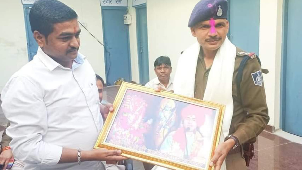 Grand farewell of TI who disputed FIR with MLA, people posted on social media in support