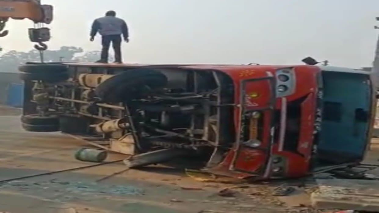 Bus full of baratis overturned in Deoria, six injured