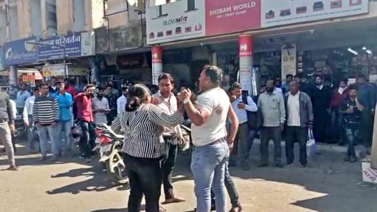 Ujjain Indore girl reached Ujjain with her brother controversy ensued when love affair was called false