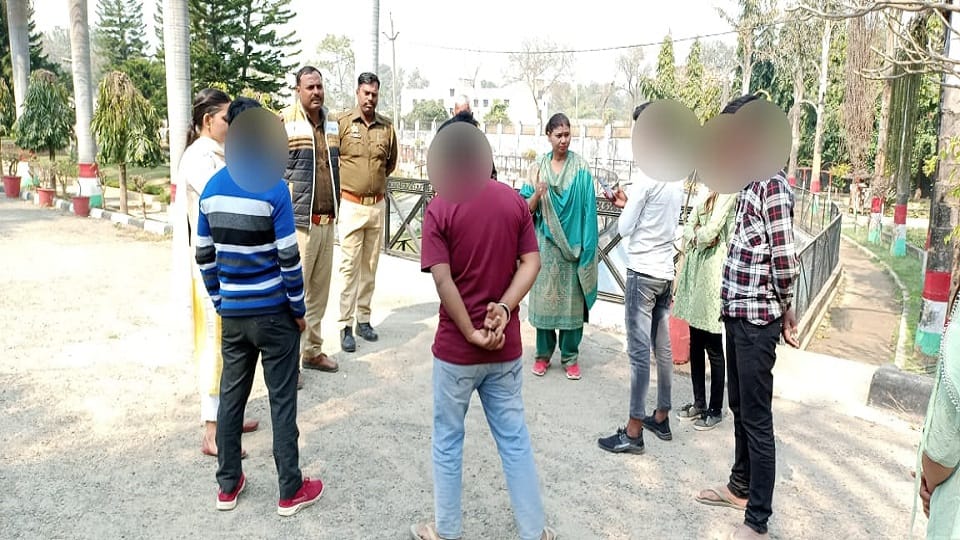 On the occasion of Valentine Day in Basti police searched rooms of many guest houses
