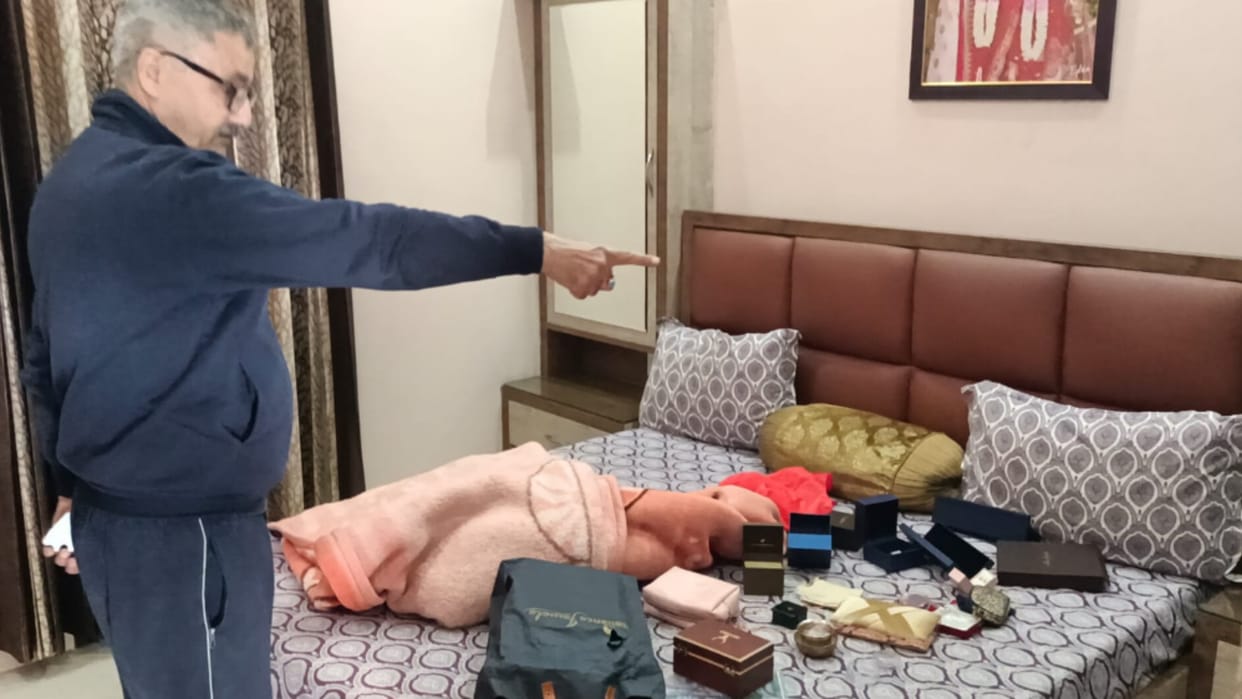 Meerut News: Thieves broke into the principal's house and ran away with 42 tolas of gold and 500 grams of silv