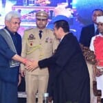 जम्मू कश्मीर के मुख्य न्यायाधीश को कोटिश्वर सिंह को शपथ दिलाते एलजी मनोज सिन्हा